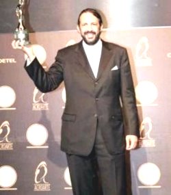 Juan Luis Guerra recibe un premio en el nombre del Soberano de soberanos Amen-a10