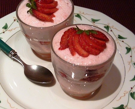 Mousse de chocolat blanc au fraises T-mous10