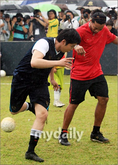 [PIX] 080702 Kangin and Ronaldinho  *ADDED TONS MORE* 20080717