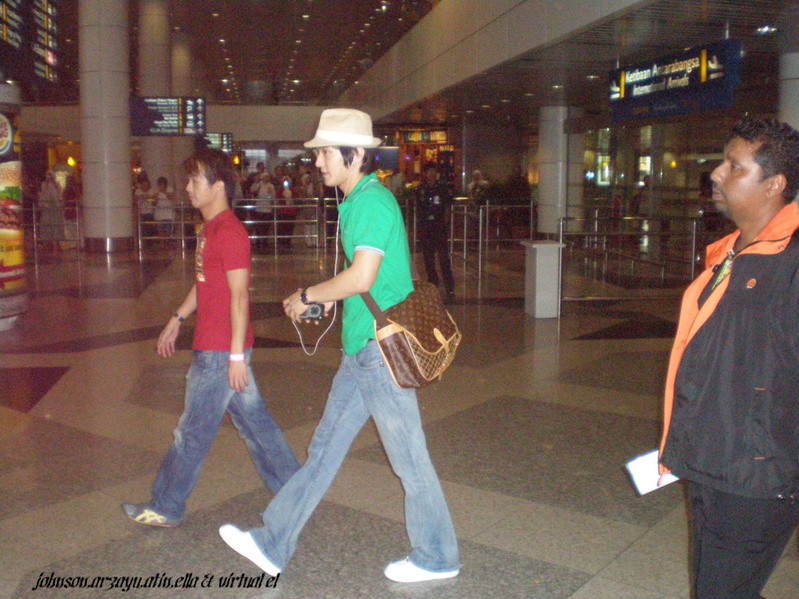 [PIX] 080731 Arrival in Malaysia (For MTVAA) 3-910