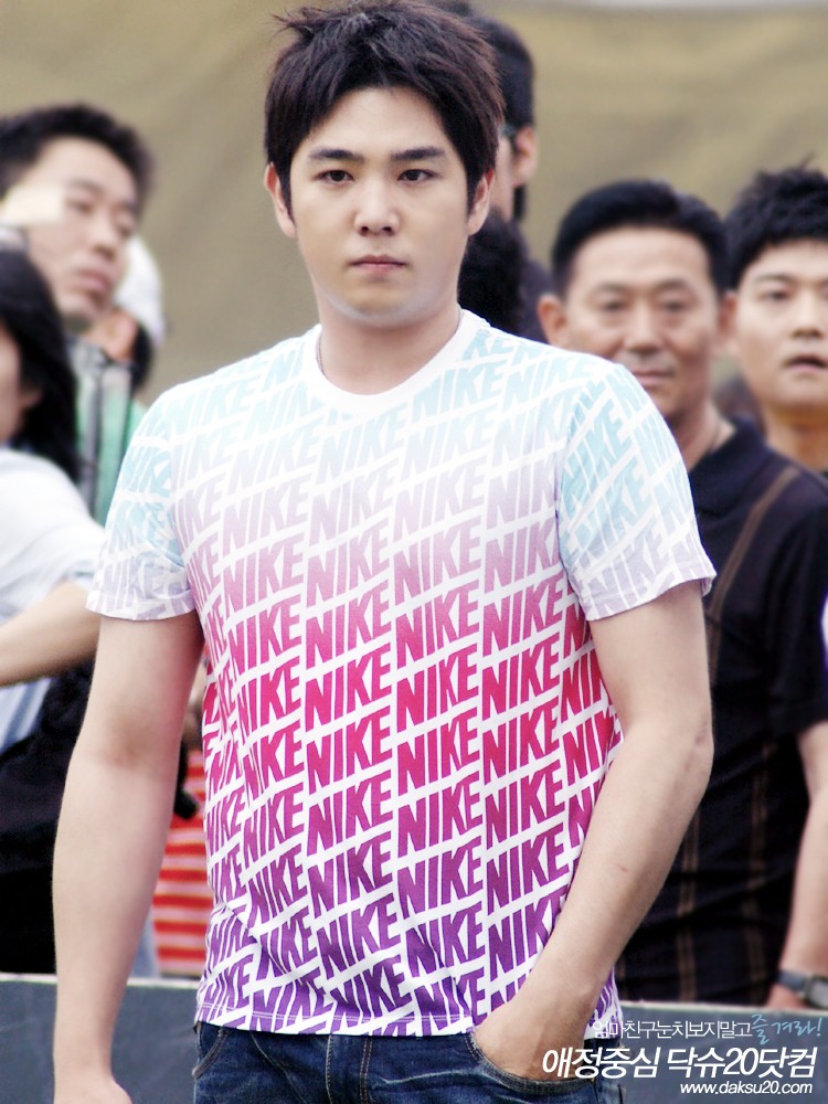 [PIX] 080702 Kangin and Ronaldinho  *ADDED TONS MORE* E0015516