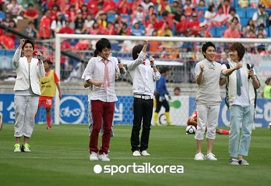 [PIX] 080614 SJ-H PERFORM DURING FOOTBALL AND VOLLEYBALL COMPETITION Kask0010