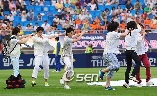 [PIX] 080614 SJ-H PERFORM DURING FOOTBALL AND VOLLEYBALL COMPETITION Os200810