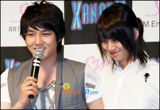 Hee Chul & Kang In trong buổi giới thiệu vở kịch Xanadu 20080510