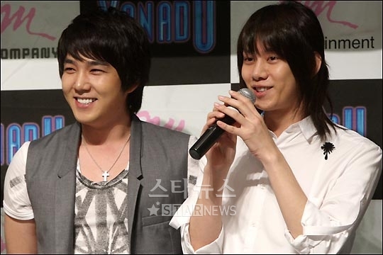 Hee Chul & Kang In trong buổi giới thiệu vở kịch Xanadu 20080511
