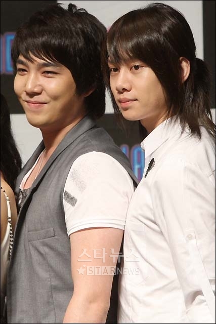 Hee Chul & Kang In trong buổi giới thiệu vở kịch Xanadu 20080515