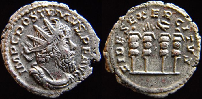 Les enseignes militaires dans la numismatique romaine Postum29