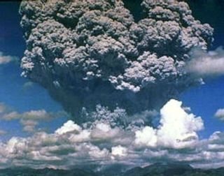 Les Indonésiens fuient la colère du volcan Tambora 68489410