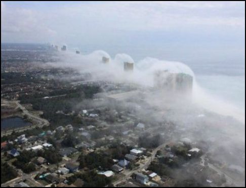 Des nuages à la forme très étrange ont été aperçus au-dessus de la ville de Panama Beach en Floride. Captur56