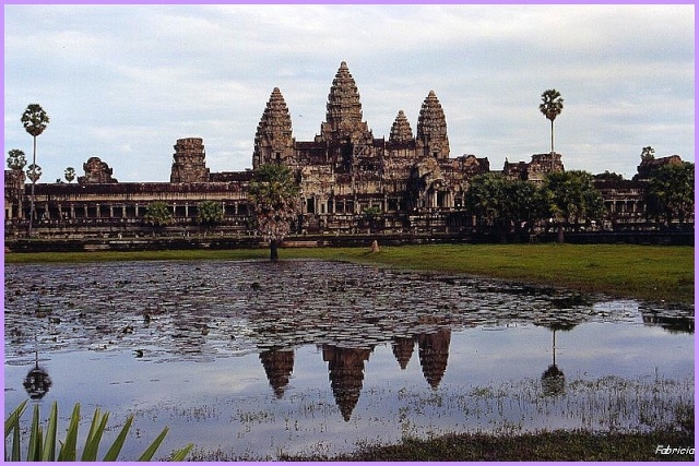 Monuments, gares, châteaux,... dans le monde - Page 4 Angkor10