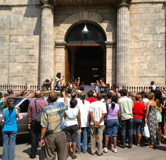 LLEGA EL FERETRO DE PAYA A LA IGLESIA DEL SALVADOR DEL MUNDO EN  EL CERRO Paya410