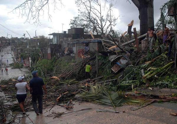 EL HURACAN SANDY CAUSA DESTROZOS A SU PASO POR SANTIAGO DE CUBA Sand2110