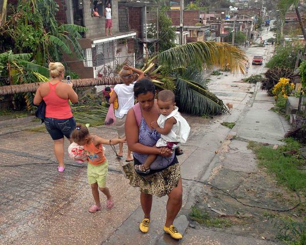 EL HURACAN SANDY CAUSA DESTROZOS A SU PASO POR SANTIAGO DE CUBA Sand2510