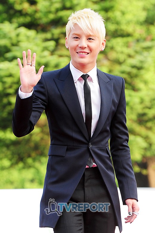[NEW] 120604 Kim JunSu reçoit le prix de la popularité pour la troisième année consécutive. 20120611