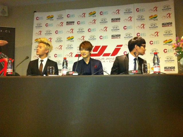 [PIC] 120308 JYJ à la Conférence de Presse au Chili  2oeog10