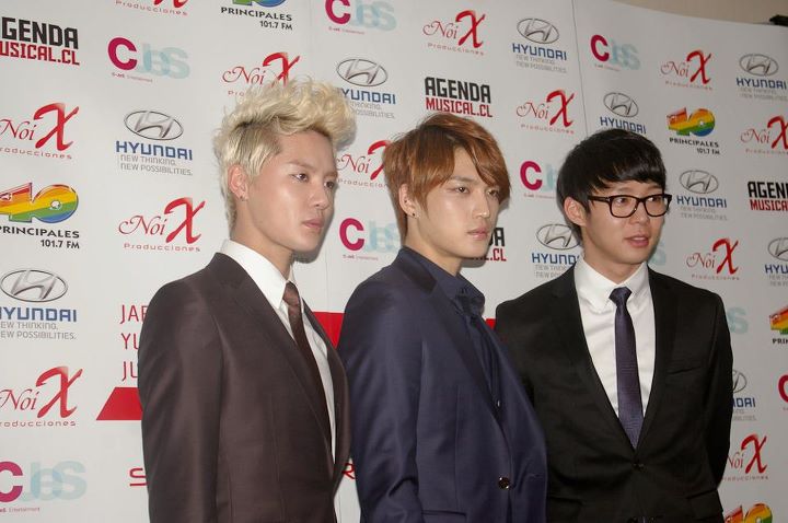 [PIC] 120308 JYJ à la Conférence de Presse au Chili  41772610