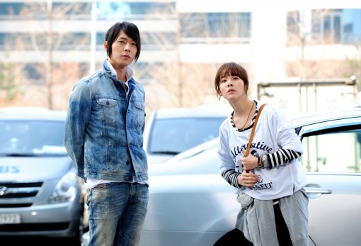 [PIC&NEW] 120317 YooChun, membre des JYJ, fait un retour prématuré sur le plateau de tournage du drama de la chaine SBS "RoofTop Prince". 44849610