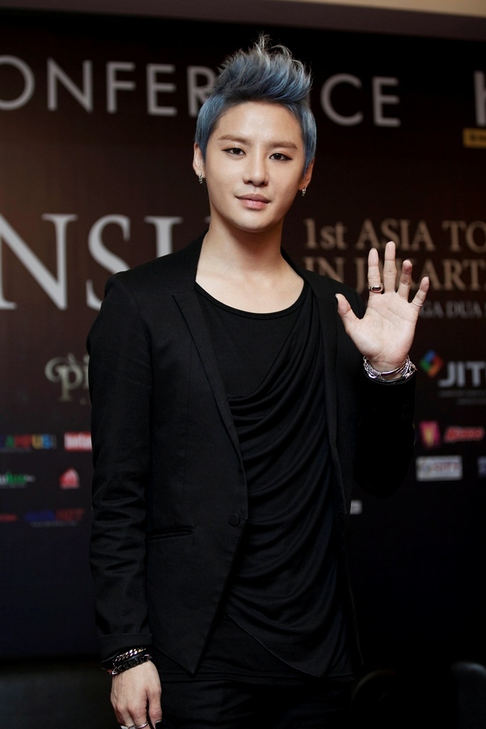 [PIC] 120618 Mise à Jour du site C-jes : Photos de XIA JunSu à Jakarta 60110912