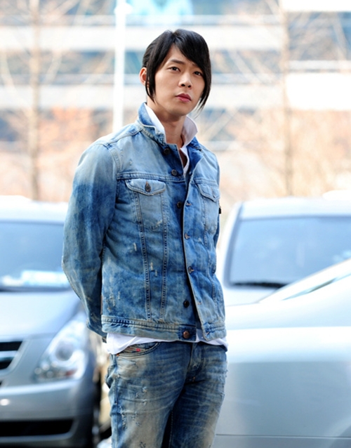 [PIC&NEW] 120317 YooChun, membre des JYJ, fait un retour prématuré sur le plateau de tournage du drama de la chaine SBS "RoofTop Prince". Gisaim10
