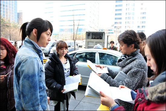 [PIC&NEW] 120317 YooChun, membre des JYJ, fait un retour prématuré sur le plateau de tournage du drama de la chaine SBS "RoofTop Prince". Ie001410