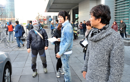[PIC&NEW] 120317 YooChun, membre des JYJ, fait un retour prématuré sur le plateau de tournage du drama de la chaine SBS "RoofTop Prince". Pp120310