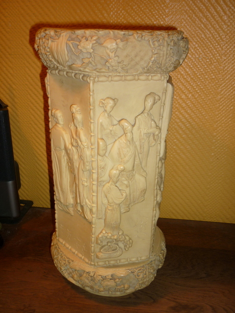 Paire de vases chinois récents en ivoirine ou resine P1460615