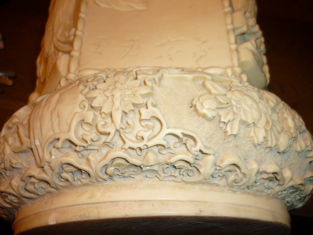 Paire de vases chinois récents en ivoirine ou resine P1460624