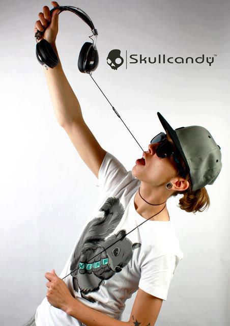 Emilie fait de la pub pour les casques SkullCandy 16852510