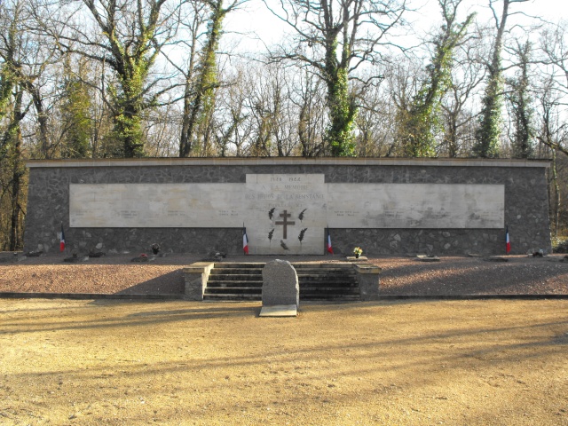 Monument des fusilés de la braconne Dscf3711