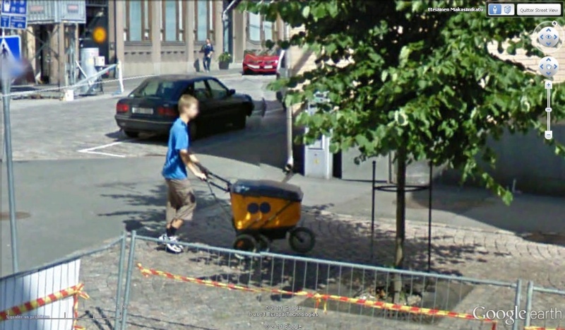 STREET VIEW : les gens en chaussettes noires ! - Page 19 Ch2810