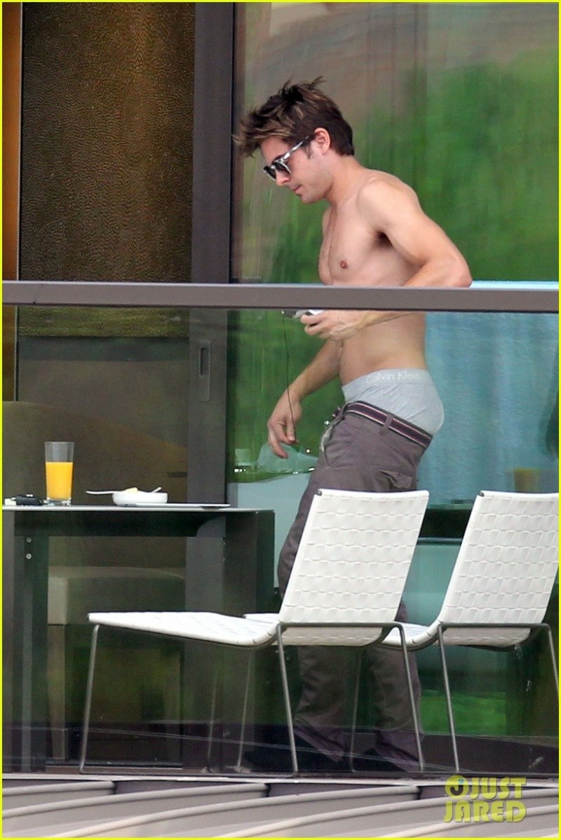 Hotel inSydney (08.04.12) Zac-e181