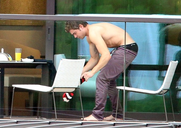 Hotel inSydney (08.04.12) Zacefr60