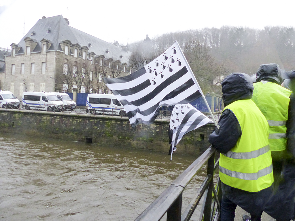 Quimper voit jaune Gj211