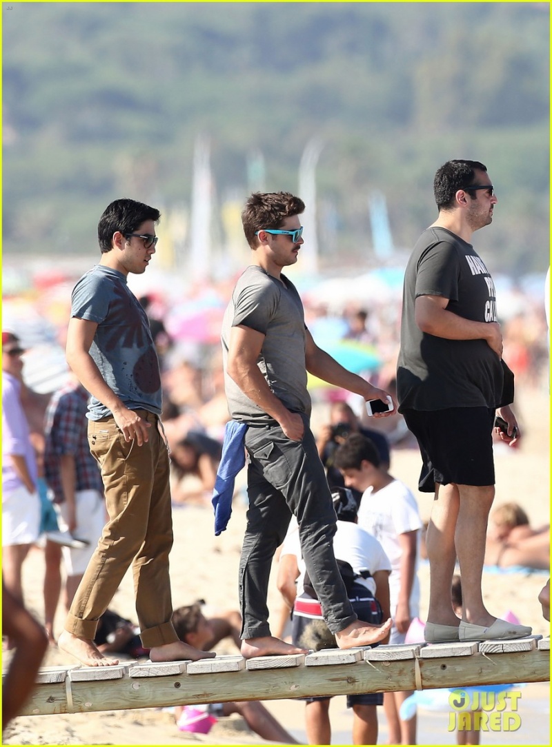 in St. Tropez (04.07.12) Zac-e390