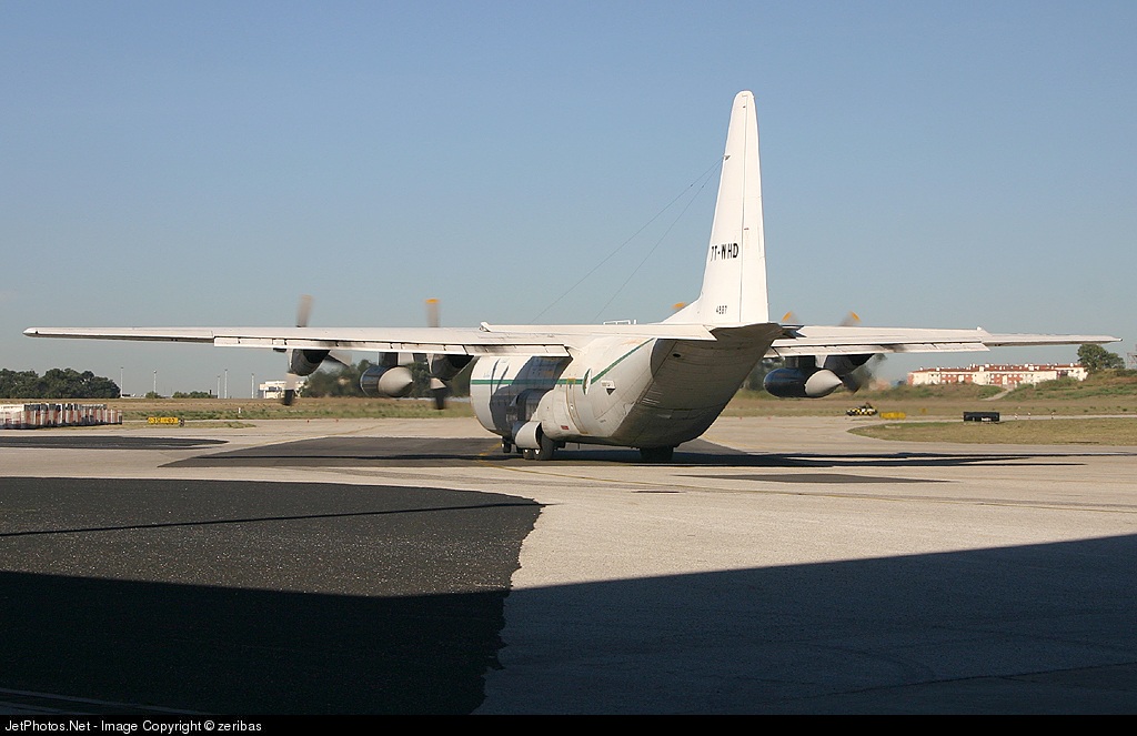 صور طائرات النقل والشحن الجزائرية [ C-130H/H30  /  Hercules ]  - صفحة 2 80258_10
