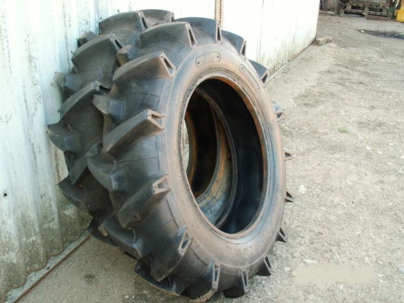 vends pneus 7-16 7-1610