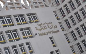 مصابو الثورة وأسر الشهداء يحتجزون 400 موظف داخل وزارة المالية بسبب مستحقاتهم 2012-617