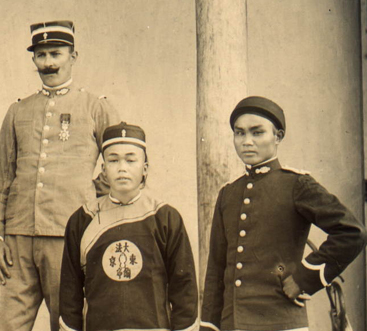 Photo : Auxiliaires autochtones de gendarmerie en Indochine Coloni10