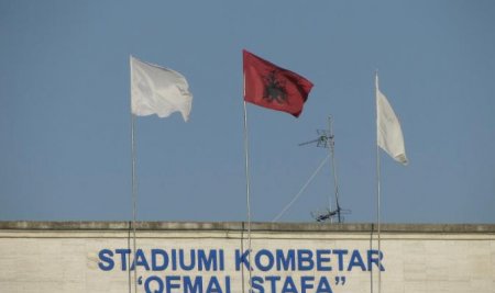 Skandali, flamuri kombëtar “kokë poshtë” në Qemal Stafa  Flamur10