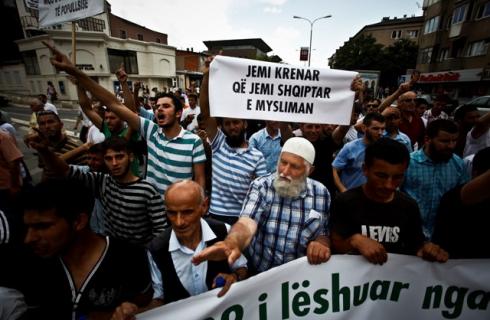 Prishtine; Myslimanet perseri ne proteste Prisht11