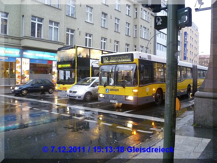 Mittwoch, 7.12.2011. Busunfall & Darstellung mit Spielzeugautos. P1000344