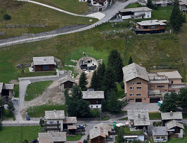 منزل روعة تحت الأرض في سويسرا Swiss-16