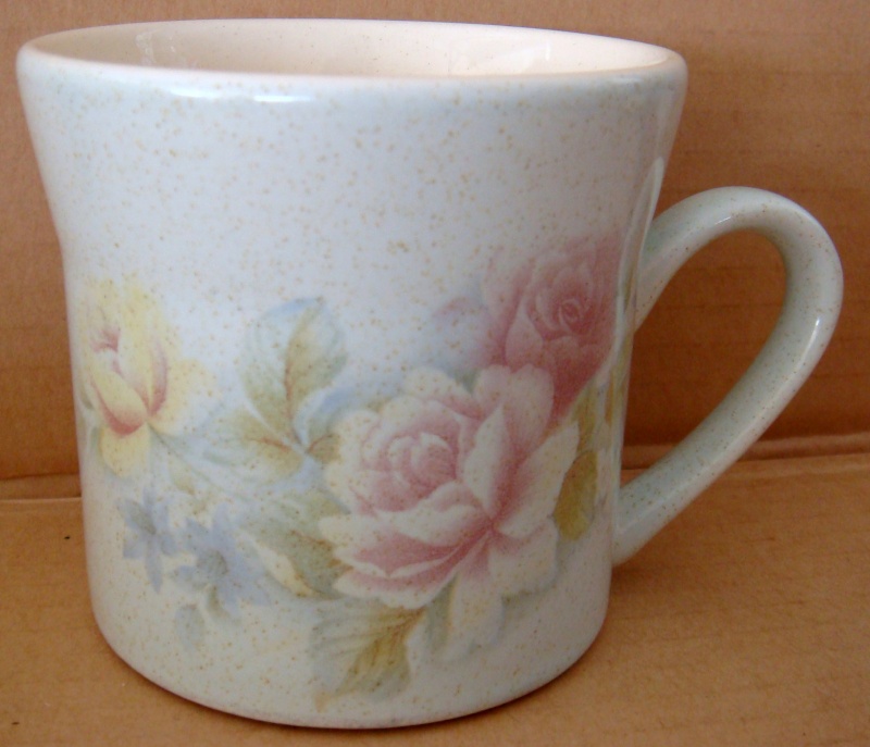 Does anyone know this lovely pattern? Yes it's Antique Rose. Dsc05210