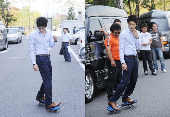 [07.06] Jae Joong montre ses talents sur un skateboard lors du tournage de Protect the Boss 20110911