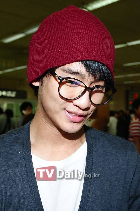 [07.09] Kim Soo Hyun aide une fan à l'aéroport 20110912
