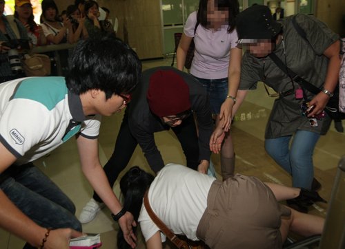 [07.09] Kim Soo Hyun aide une fan à l'aéroport 20110913