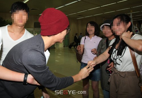 [07.09] Kim Soo Hyun aide une fan à l'aéroport 20110914