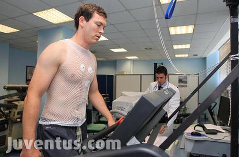 Official : Lichtsteiner passed Juve medical. Signature in few  Images13