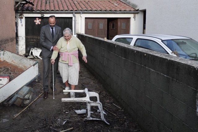 Edouard Philippe sauve une vieille dame des inondations dans l'Aude. Philip10