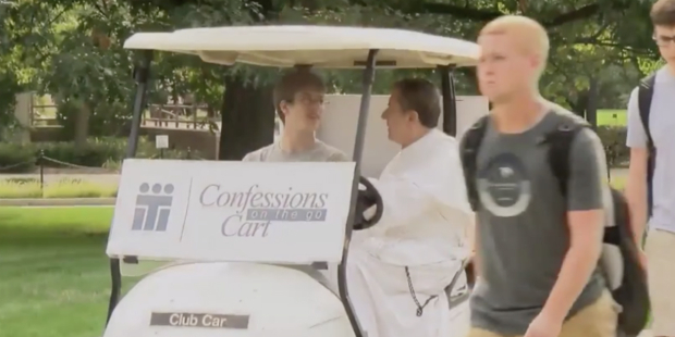 Un dominicain à bord d'une voiturette de golf donne le sacrement du pardon à des élèves de cette université Confes10
